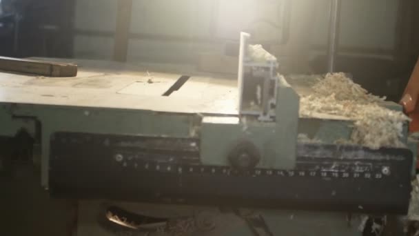 Tiro de rastreamento em uma maquinaria carpinteiros — Vídeo de Stock