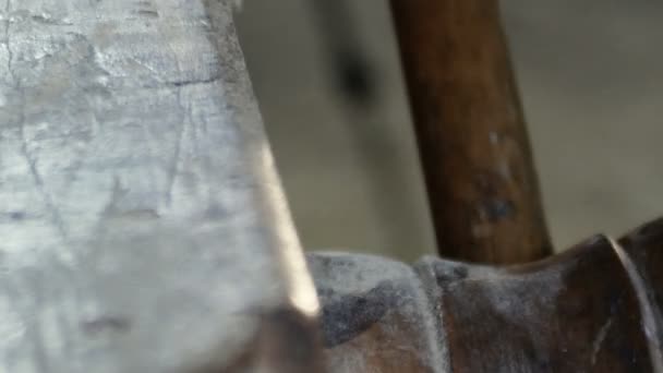 Detailní záběr na rukojeti dřevěné tesaři — Stock video