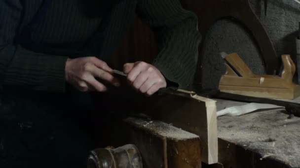 Ξυλουργός χρησιμοποιεί μια σμίλη ξυλουργοί — Αρχείο Βίντεο