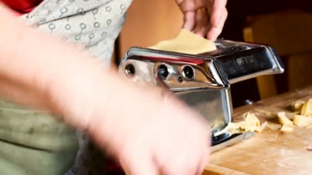 Φρέσκα ζυμαρικά, κάνοντας του σπιτικά φρέσκα ζυμαρικά ταλιατέλες με αυγό και αλεύρι — Αρχείο Βίντεο