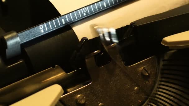Detalles sobre partes de una máquina de escribir de la década de 1980 en la que aún no era la era de lo digital — Vídeo de stock