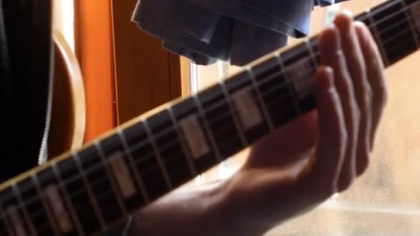 Kluk hraje akustická kytara ve svém pokoji — Stock video