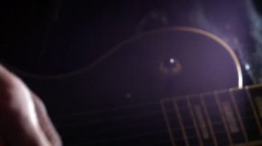 Çocuk odasında akustik gitar çalar