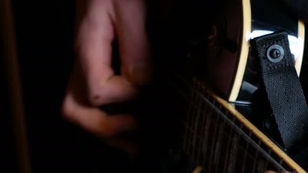 Junge spielt Akustikgitarre in seinem Zimmer — Stockvideo