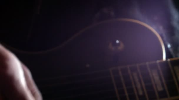 Ragazzo suona la chitarra acustica nella sua stanza — Video Stock