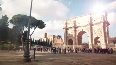 Konstantin, Roma, İtalya'nın ortasındaki Colosseum yakınındaki Zafer Takı'Arch