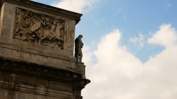 Λεπτομέρεια από την Αψίδα του Κωνσταντίνου, Θριαμβική Αψίδα κοντά στο Κολοσσαίο στο κέντρο της Ρώμης — Αρχείο Βίντεο