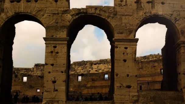 Detalhe das arcadas do Coliseu no centro de Roma ao pôr do sol — Vídeo de Stock