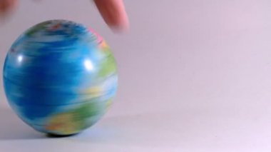 Dünya zor bir adam bir el tarafından döndürülür, ekolojik sorunlar sembolize