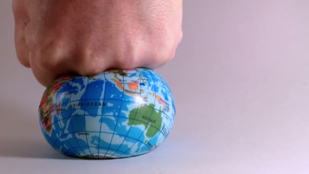 Weltkugel wird von Menschenfaust zermalmt, ökologische Probleme — Stockvideo