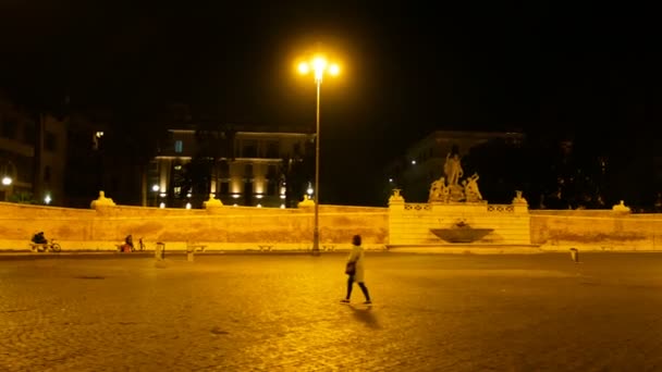 Tracking shot nachts op één van de grootste pleinen van Rome, Piazza del Popolo. — Stockvideo