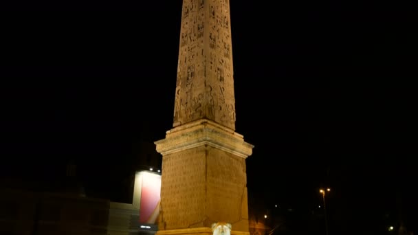 Nacht tracking shot op de obelisk in één van de grootste pleinen van Rome, Piazza del Popolo. — Stockvideo