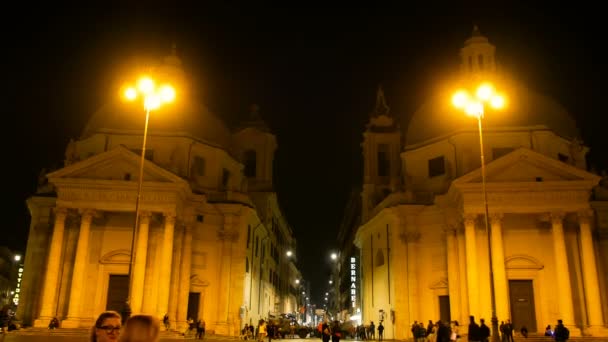 Night shot a twin templomok egyik legnagyobb tere Rómában, a Piazza del Popolo. Turisztikai turisztikai par excellence. — Stock videók