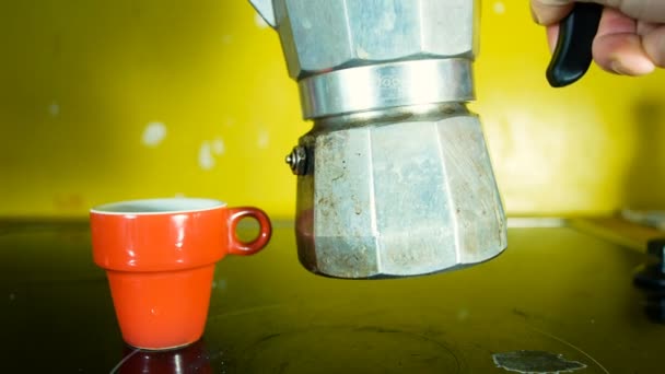 moka cafetière verse le café dans une tasse rouge pour le petit déjeuner 