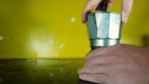 Hand schraubt eine Mokka-Kaffeemaschine ab, um Kaffeepulver einzulegen, um ein typisch italienisches Frühstück zuzubereiten — Stockvideo
