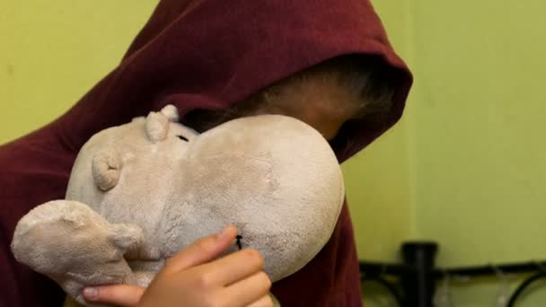 Adolescente sostiene un peluche juguete porque deprimido — Vídeos de Stock