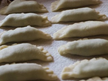 Ispanak ve ricotta el yapımı mantı yüzeyine dolu, tipik Güney Tirol tarifi kaynar suda pişirilmeli hazır