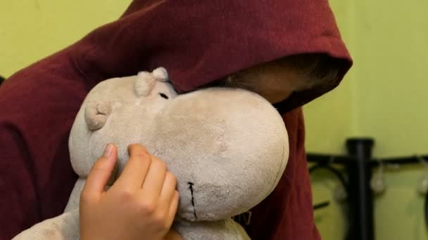 Adolescente sostiene un peluche juguete porque deprimido — Vídeos de Stock