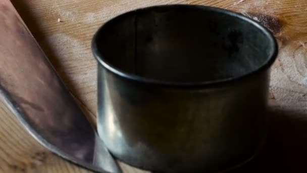 Χέρι λεπτομέρεια από μια ιταλική κυρία που ετοιμάζει φρέσκα ζυμαρικά για να γίνει ραβιόλι, χρησιμοποιώντας ένα ζαχαροπλαστικής cupper να κάνει ζυμαρικά δίσκους — Αρχείο Βίντεο