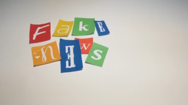 gazete taşlarla yapılan yazılı sahte haber uzak anonim duygusu vermek için ideal rüzgar tarafından süpürüldü