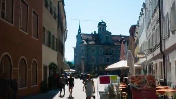 Hiperlapso en la zona peatonal de Brunico, una pequeña ciudad alpina en el Tirol del Sur — Vídeo de stock