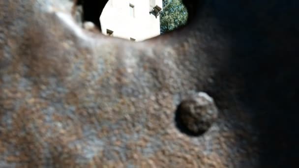 Puerta de hierro medieval con un agujero, castillo de Brunico — Vídeos de Stock