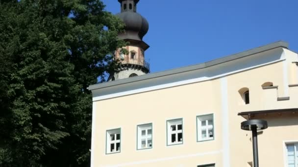 Campanario gótico de una iglesia en la pequeña ciudad de Brunico en el Tirol del Sur — Vídeos de Stock