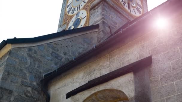 Campanario gótico de una iglesia en la pequeña ciudad de Brunico en el Tirol del Sur — Vídeo de stock