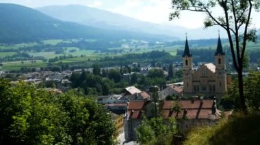 Brunico, South Tyrol yukarıdan, Brunico Kalesi: yaz aylarında görülen küçük bir kasabada