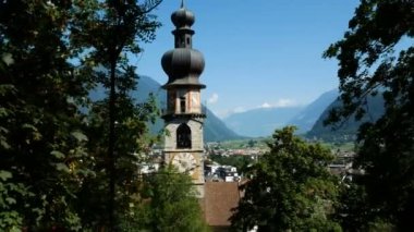 Brunico, South Tyrol yukarıdan, Brunico Kalesi: yaz aylarında görülen küçük bir kasabada