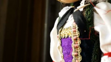 Tirol bez bebek, el yapımı alp bölgelerde tipik oyuncak hakkında özet