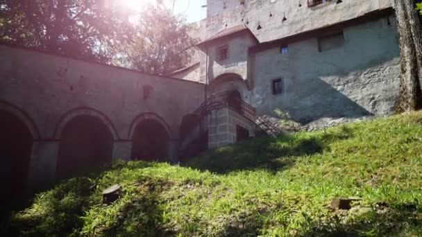 Vista del castillo de Brunico durante el verano, museo de la montaña — Vídeos de Stock