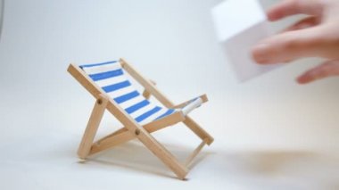 hiçbir şey sembolize bir şezlong üzerinde bir kağıt ev bir sigorta el koyar korkular ve gevşeme, aileler kavramı