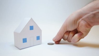 bir aile için bir ev satın almak için pennies bir alıcı el koyar