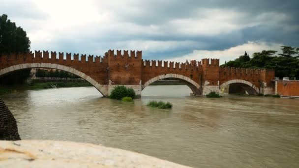 Verona, aşık turistler için hedef Castelvecchio'yu Bridge'de Adige nehirden görünümünü — Stok video