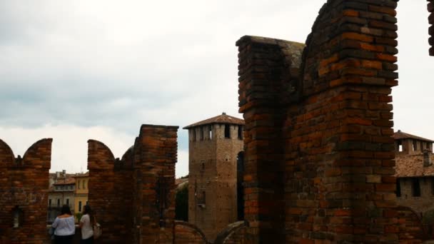 Utsikt över floden Adige från bron castelvecchio i Verona, resmål för turister i kärlek — Stockvideo