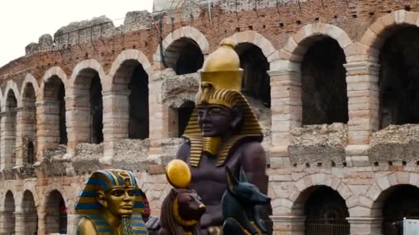 Fragmenty scenografii Opery Aida są transportowane do areny na pokaz — Wideo stockowe