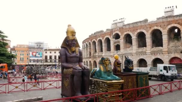 Bühnenbild der Aida-Oper wird für eine Show in die Arena transportiert — Stockvideo