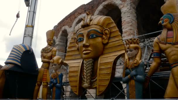 Pieces of set design of the Aida opera are transported to the Arena for a show — Stock Video