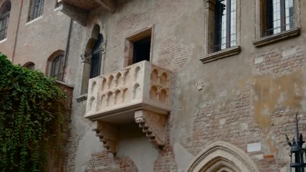 Μπαλκόνι της Ιουλιέτας στη Βερόνα, σύμβολο της αγάπης και του ρομαντισμού, ιδανικό για να εκπροσωπήσει την έννοια της αγάπης — Αρχείο Βίντεο