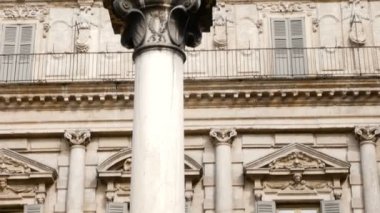 Piazza delle Erbe Verona, Veneto bölgesinin sembolü bir aslanla mermer sütun