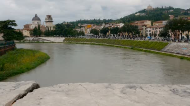 Pohled přes Veronese hory od Adige, která prochází město Verona, známé jako město lásky — Stock video