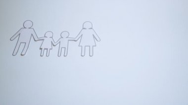 görüntüleri sentetik ve sembolik bir şekilde anne ve baba ayrılığı dramatik ve zor durumu açıklamak uygun