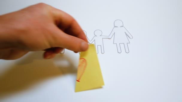 映像と合成、象徴的な方法で 2 つの親の分離の劇的な困難な状況を説明する適切なポスト ・ イット — ストック動画