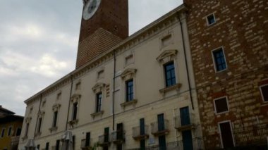 Campanile Piazza delle Erbe Verona, Verona, romantizm şehrin birçok turist için hedef merkezi kare olduğunu