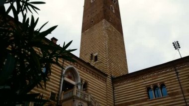 Campanile Piazza delle Erbe Verona, Verona, romantizm şehrin birçok turist için hedef merkezi kare olduğunu