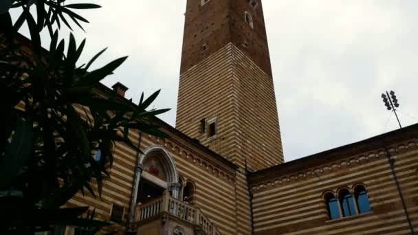 Campanile v Piazza delle Erbe v Verona, je centrálním náměstí Verony, destinací pro mnoho turistů ve městě Romance — Stock video