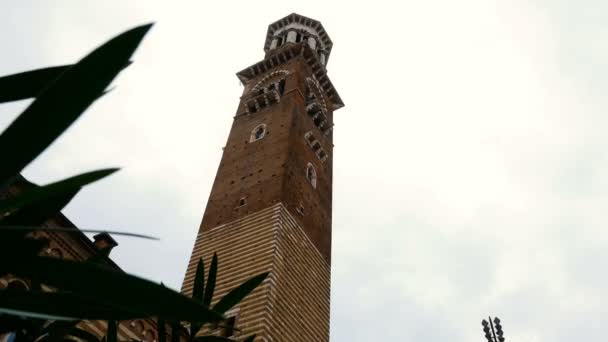 ヴェローナ、エルベ広場の鐘楼はヴェローナ、ロマンスの街に多くの観光客先の中央広場 — ストック動画