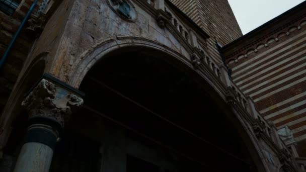 Campanile en Piazza delle Erbe en Verona, es la plaza central de Verona, destino para muchos turistas en la ciudad del romance — Vídeo de stock