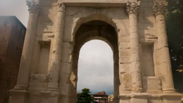 Hyperlapse, Arco dei gavi è un arco trionfale del periodo romano situato nella città dell'amore Verona, meta di tutti i turisti in cerca di romanticismo — Video Stock
